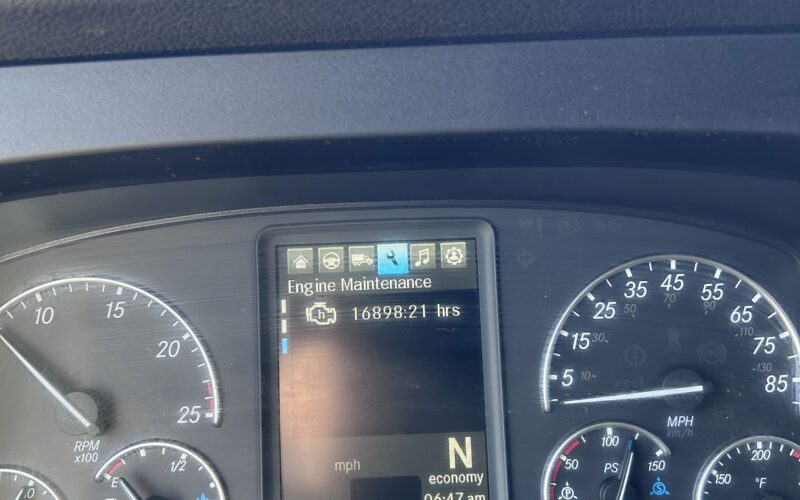 2023 Freightliner Cascadia 126 APU
