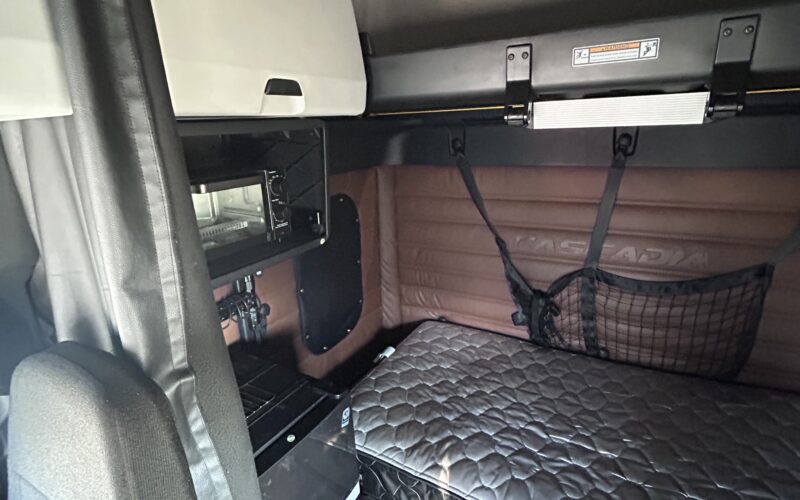 2023 Freightliner Cascadia 126 APU