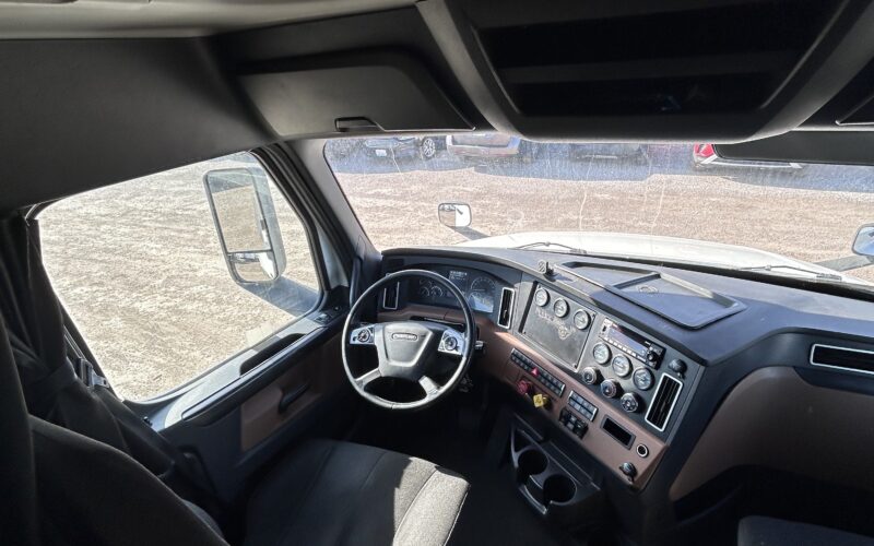 2023 Freightliner Cascadia 126 APU