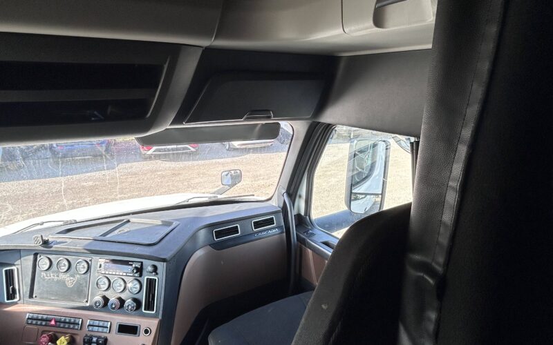 2023 Freightliner Cascadia 126 APU
