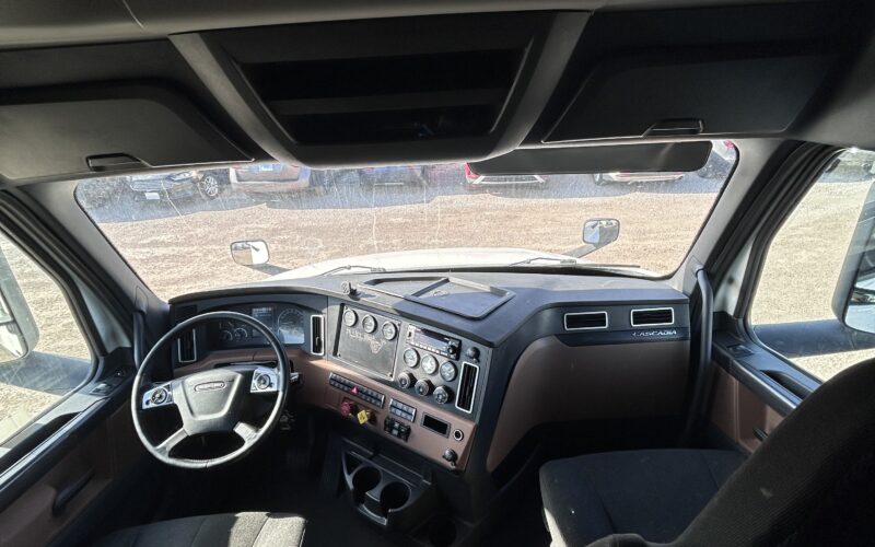 2023 Freightliner Cascadia 126 APU