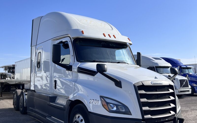 2023 Freightliner Cascadia 126 APU