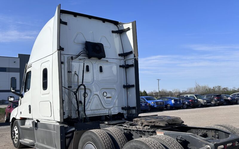2023 Freightliner Cascadia 126 APU
