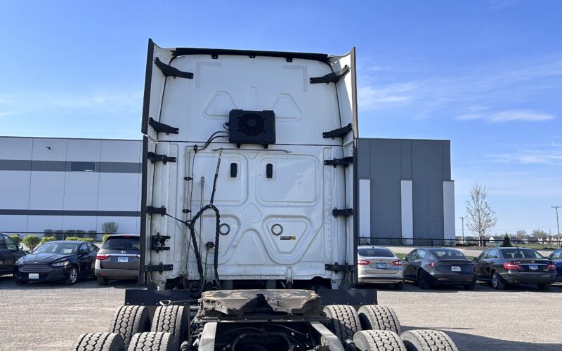 2023 Freightliner Cascadia 126 APU