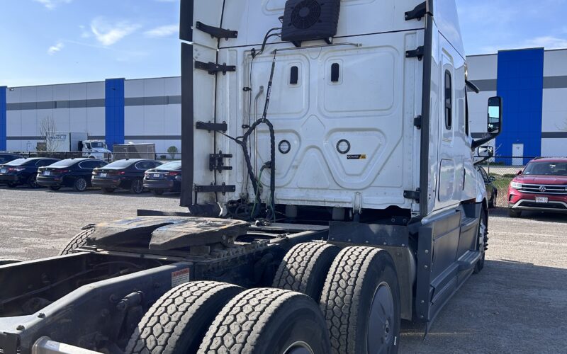 2023 Freightliner Cascadia 126 APU