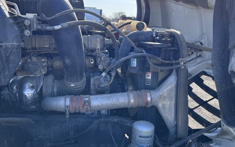 2023 Freightliner Cascadia 126 APU