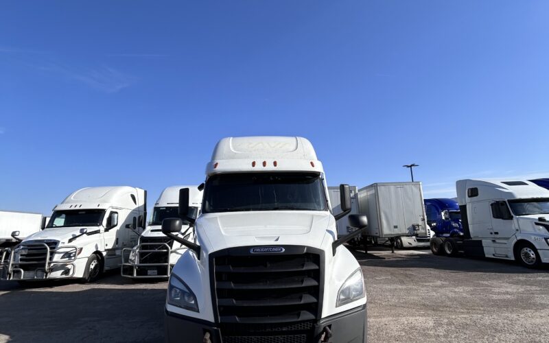 2023 Freightliner Cascadia 126 APU