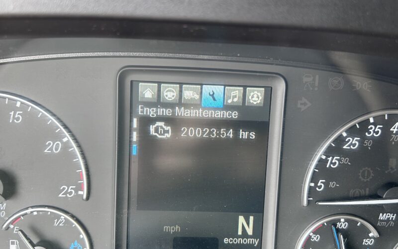 2023 Freightliner Cascadia 126 APU