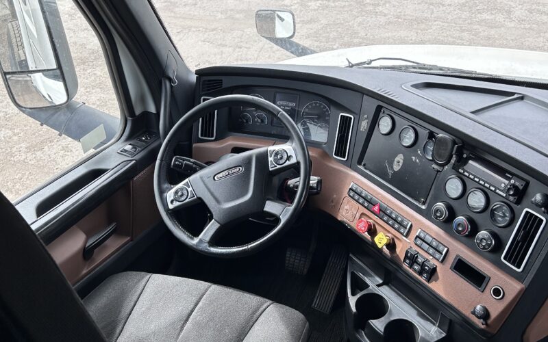 2023 Freightliner Cascadia 126 APU