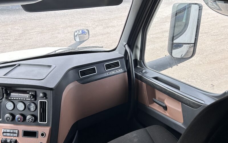 2023 Freightliner Cascadia 126 APU