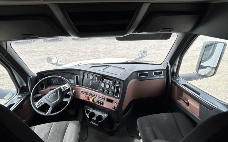 2023 Freightliner Cascadia 126 APU