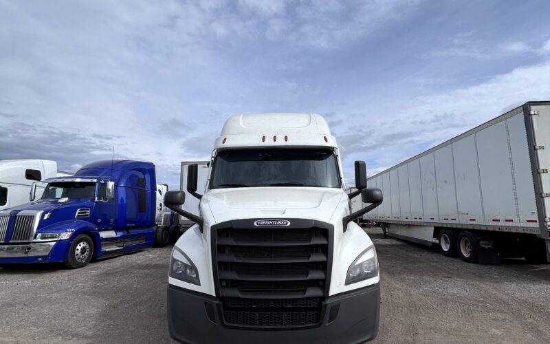 2023 Freightliner Cascadia 126 APU