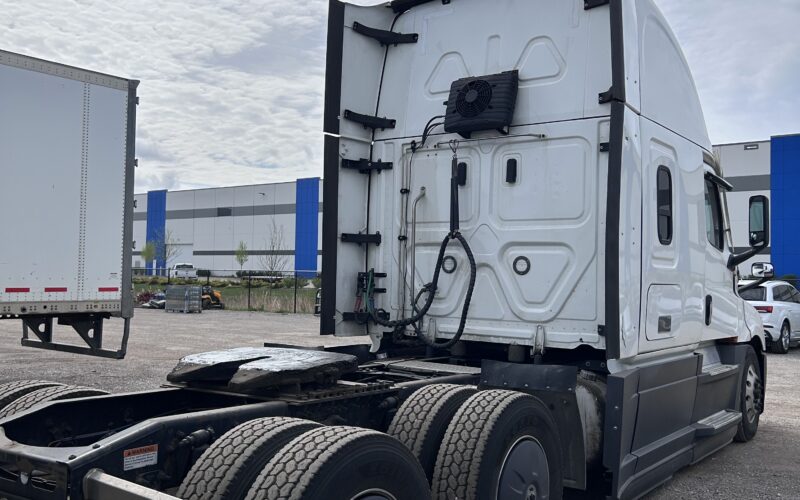 2023 Freightliner Cascadia 126 APU
