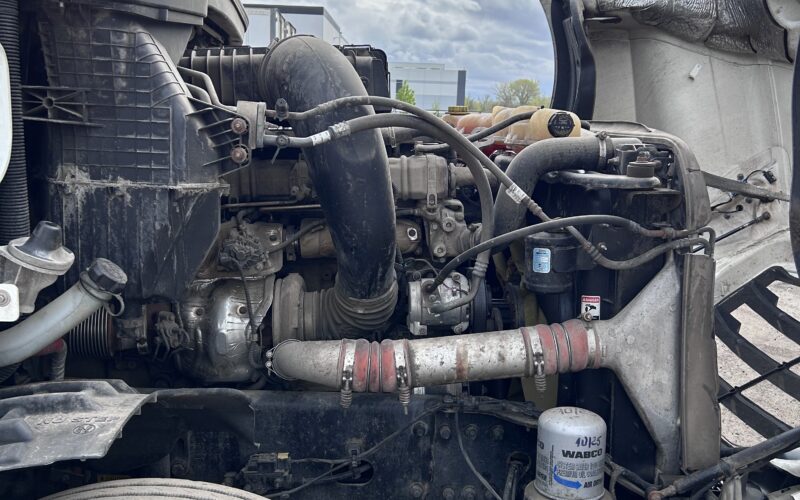 2023 Freightliner Cascadia 126 APU